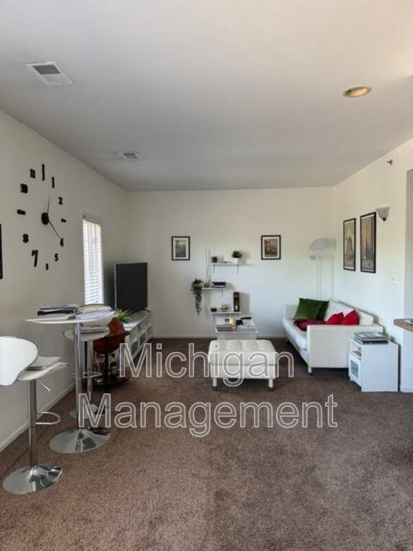Foto del edificio - 2725 E Maple Rd