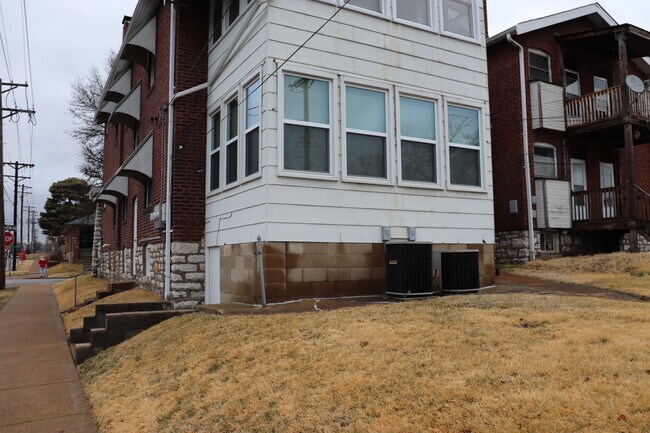 building rear - 5352 Itaska St
