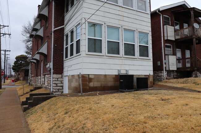 building rear - 5352 Itaska St