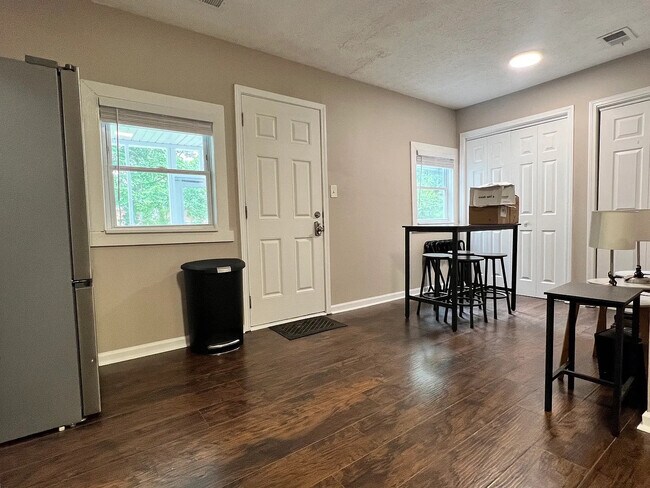 Foto del edificio - Room in House on Scott St NW