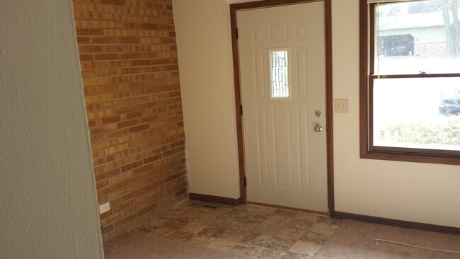 Building Photo - 302 Dowe St