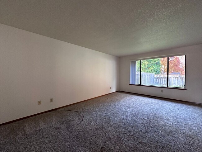 Foto del edificio - Charming 2 Bedroom Duplex with Spacious Yard in Gresham!