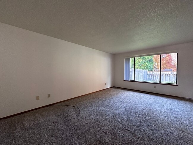 Photo - Charming 2 Bedroom Duplex with Spacious Yard in Gresham! House