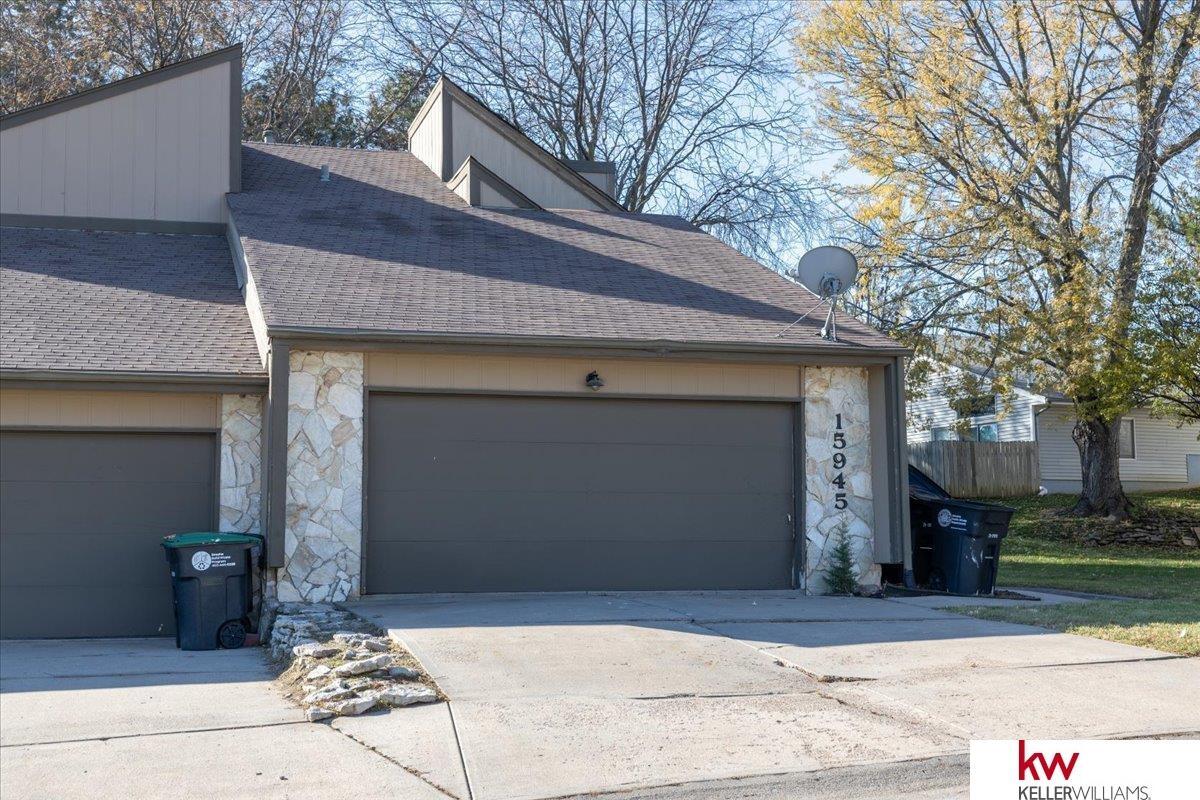 Primary Photo - 15945 Gold Cir