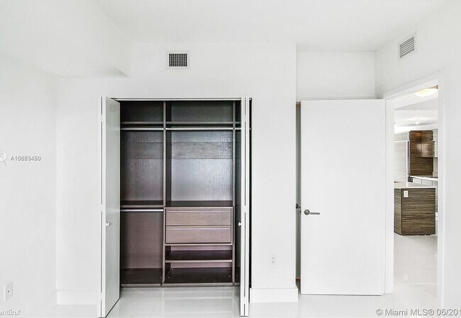 Foto del edificio - 460 NE 28th St