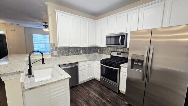 Foto del edificio - 4704 Liberty Square Dr