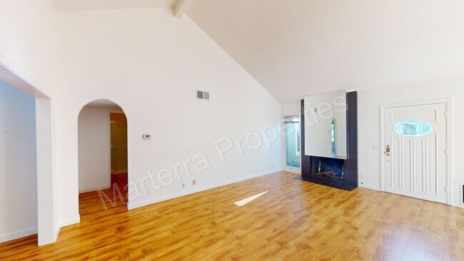 Foto del edificio - Beautiful 2 Bed/2 Bath Home in Irvine