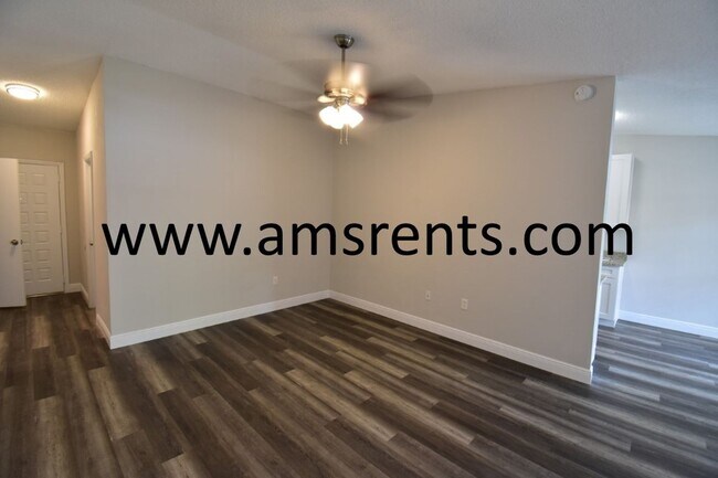 Building Photo - Spacious 3 bedroom Villa