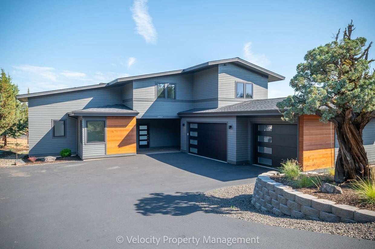 Primary Photo - Stunning Home in Eagle Crest Resort Commun...
