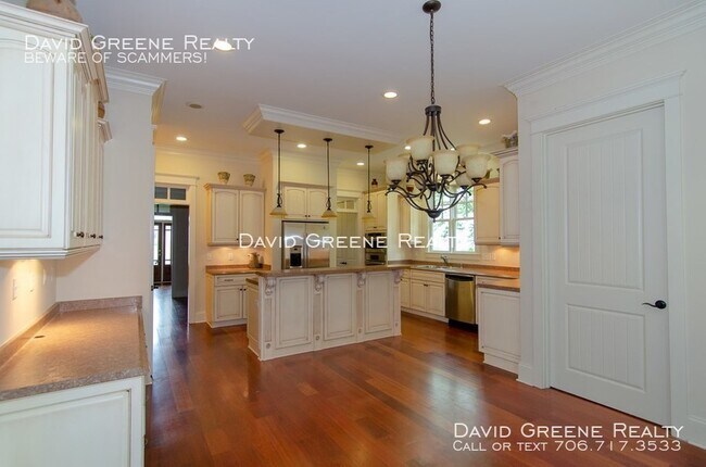 Building Photo - Amazing Beauty, Southern Charm!