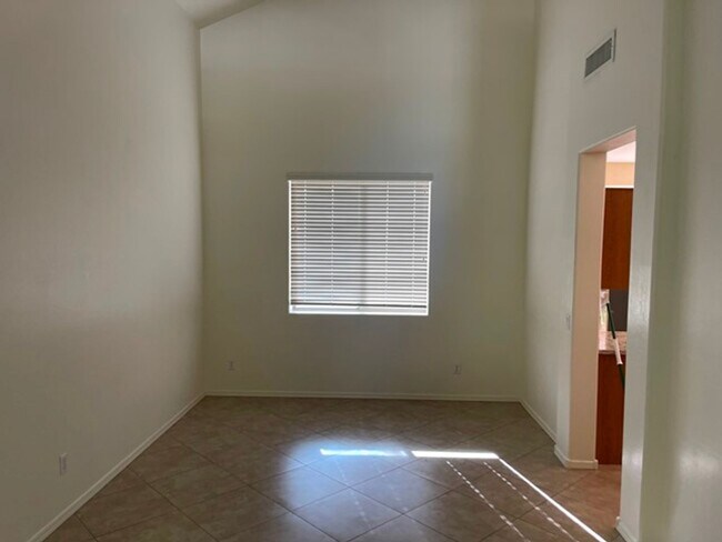 Foto del edificio - 4 bedroom 3 bath home with a pool in Sierr...