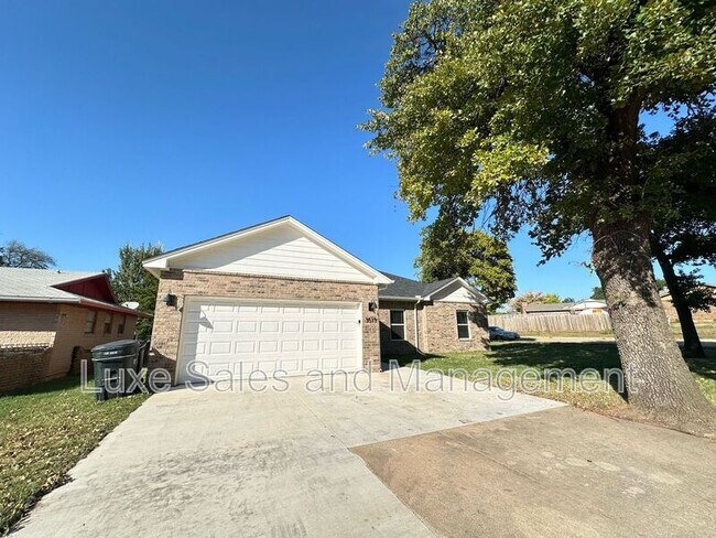 Building Photo - 3513 Hillside Dr