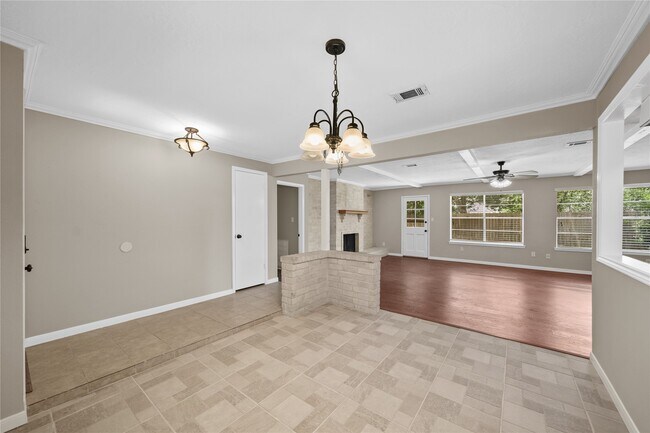 Foto del edificio - 16306 Forest Bend Ave