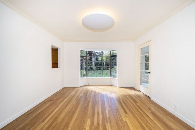 Foto del edificio - Stately Two Story Home w/ Serene Backyard in Crescent Park
