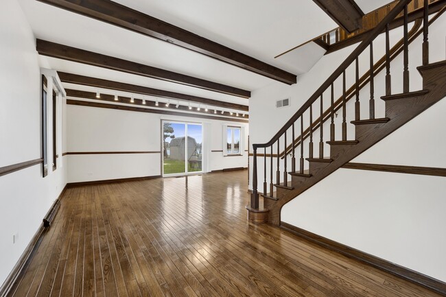 Building Photo - 2265 Eastview Dr