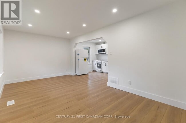 Building Photo - 142 Highbury Ave N