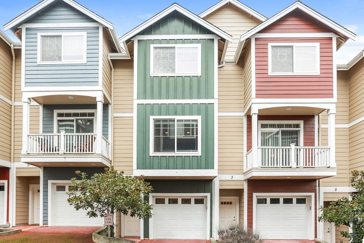 Bright and inviting townhome located in a charming community in Mountlake Terrace. - Bright and inviting townhome located in a charming community in Mountlake Terrace.