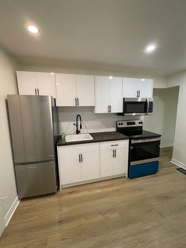 Building Photo - 19 Wellington St