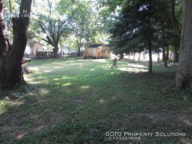Building Photo - 2BD/1BA House with a fenced in yard!