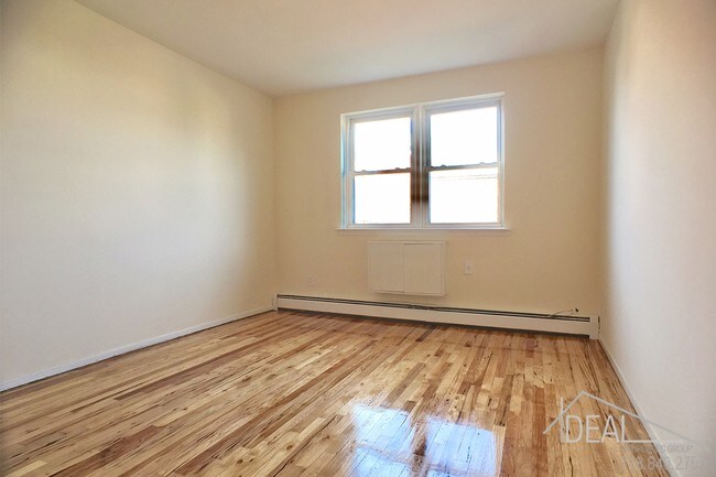 Foto del edificio - 176 Bay 13Th St