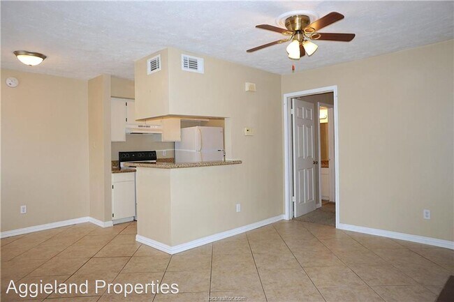 Building Photo - 1 br, 1 bath House - 4441 Old College Rd #...