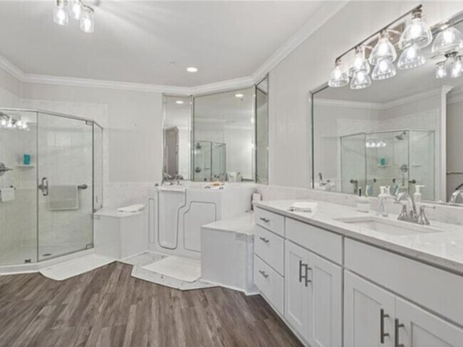 Foto del edificio - Beautifully located in a gated, well-kept, and highly sought-after bayfront community,