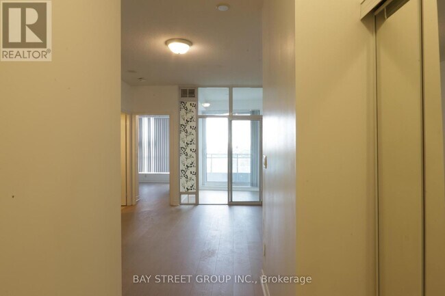 Photo du bâtiment - 18 Holmes Ave