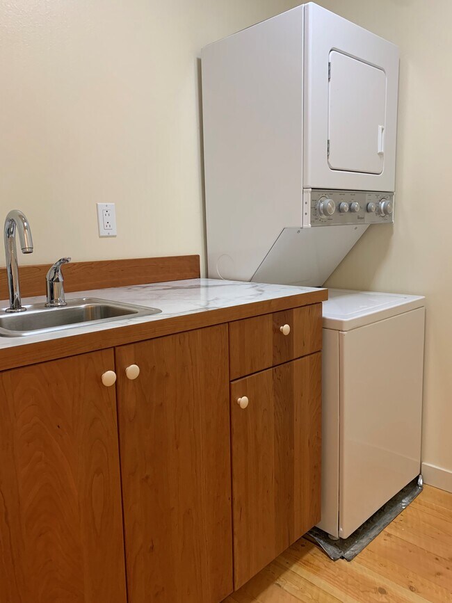 Laundry room with sink - 1219 G Ave