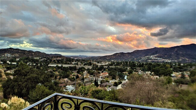 Foto del edificio - 4430 Rosebank Dr