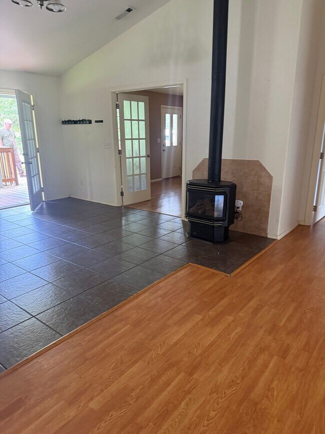 Building Photo - 3BED2BATH - LARGE FENCED BACK YARD, CENTRAL AC/HEAT, STAINLESS STEEL APPLIANCED, WASHER/DRYER HOOKUP