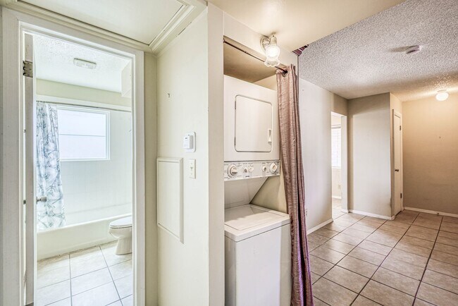 Foto del edificio - Beautiful 2 bed - 1 baths apartment  part of a TRIPLEX