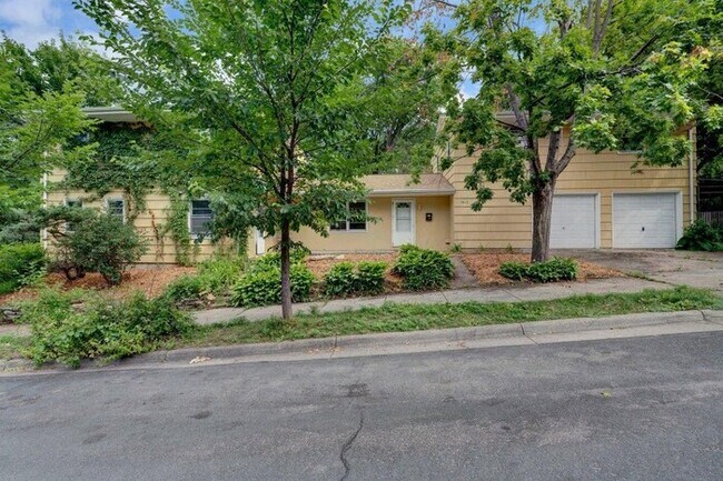 Building Photo - Huge 3 Level Side by Side Duplex with 5 Be...