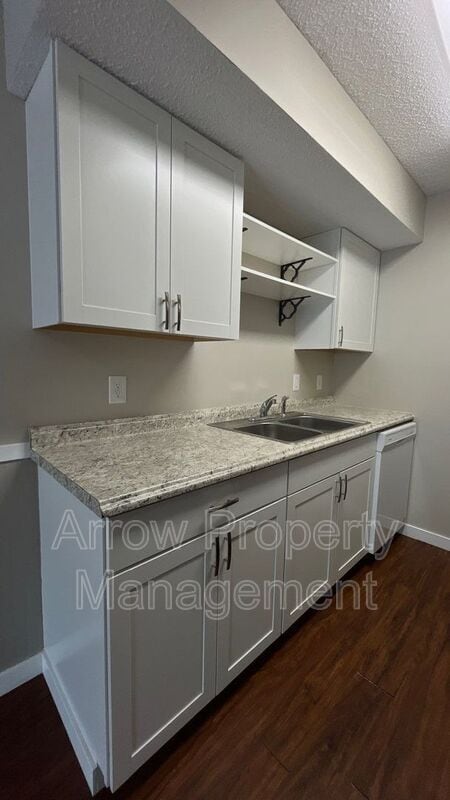 Building Photo - 3405 Holdrege St
