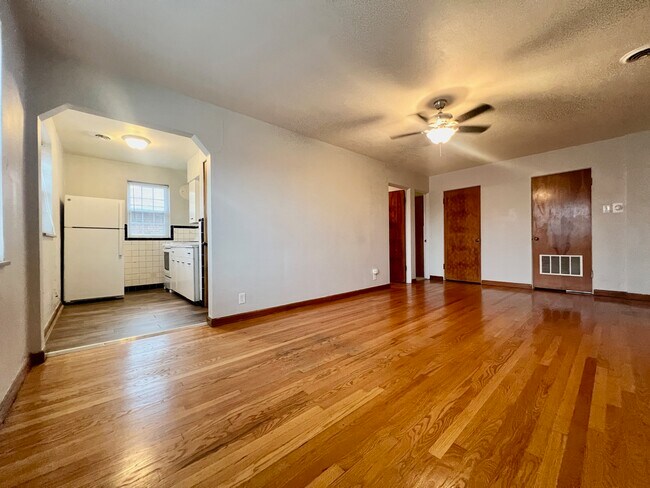 Building Photo - 5821 Sunshine Dr