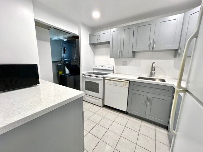 KITCHEN - 8020 Colony Cir N