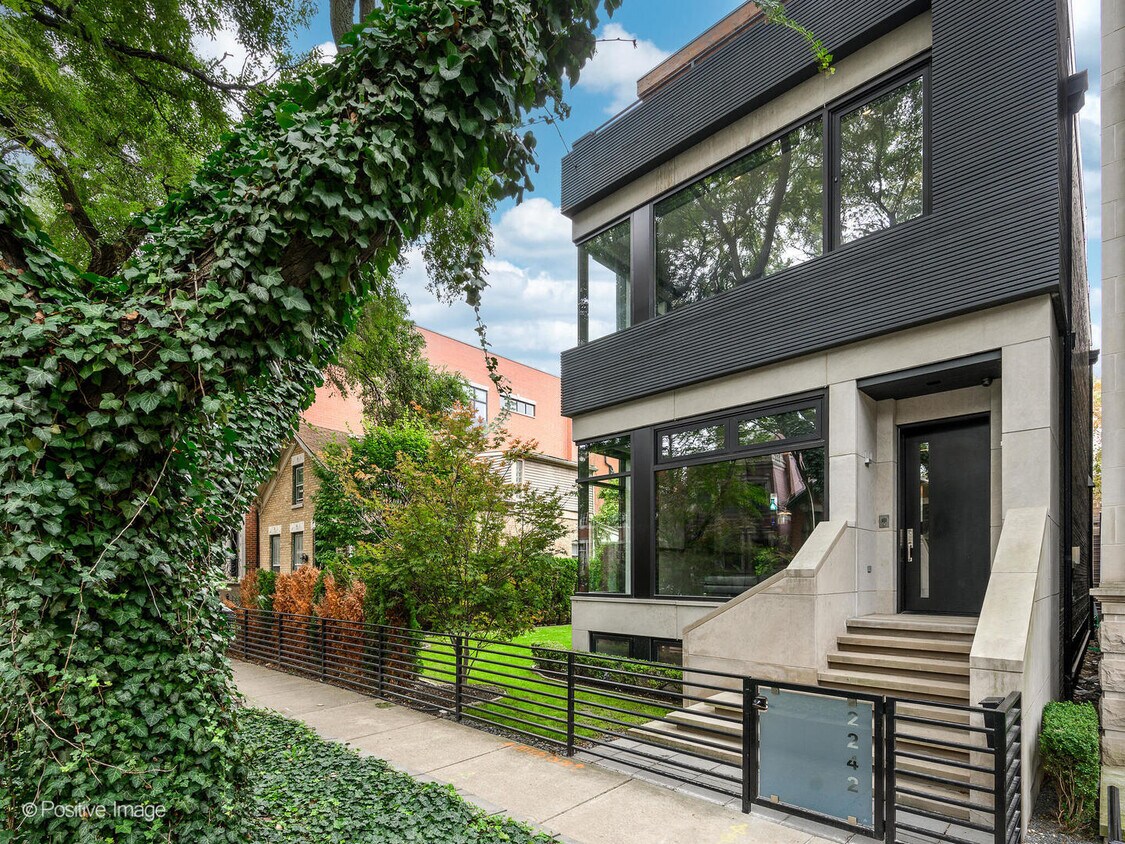 Foto principal - 2242 N Wayne Ave
