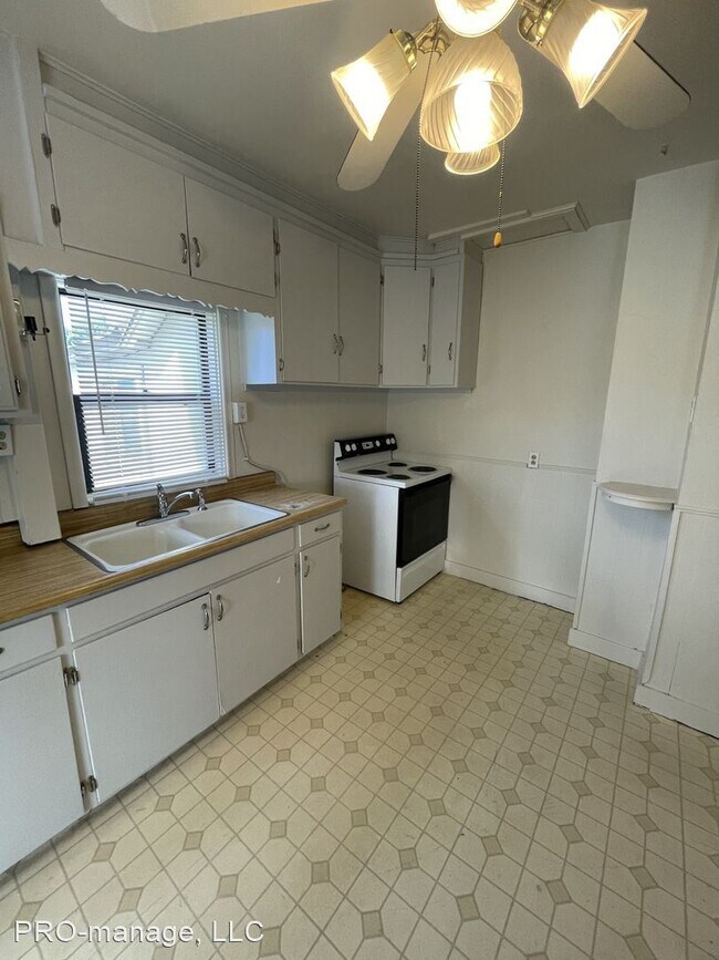 Building Photo - 2 br, 1 bath House - 596 College St.