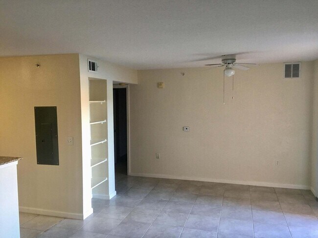 Building Photo - 251 SW Palm Dr