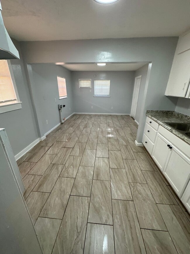 Building Photo - Fully renovated 2/1 single family residenc...