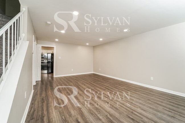 Building Photo - Beautiful 3BR 3BA Townhome