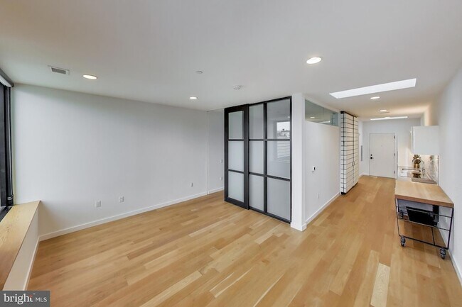Foto del edificio - 57 N Street NW Unit UNIT 414