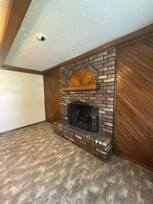 Foto del edificio - Large 3bedroom 2bedrooms 2 car garage