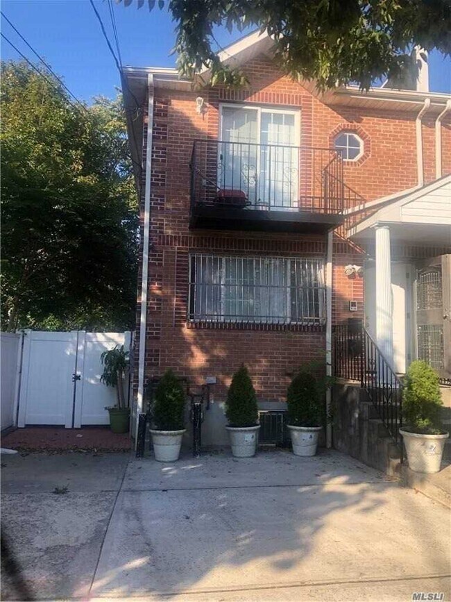 23 52 52 91st St Queens Ny 11369 House For Rent In Queens Ny Apartments Com