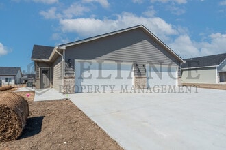 Building Photo - 5121 N Cypress St