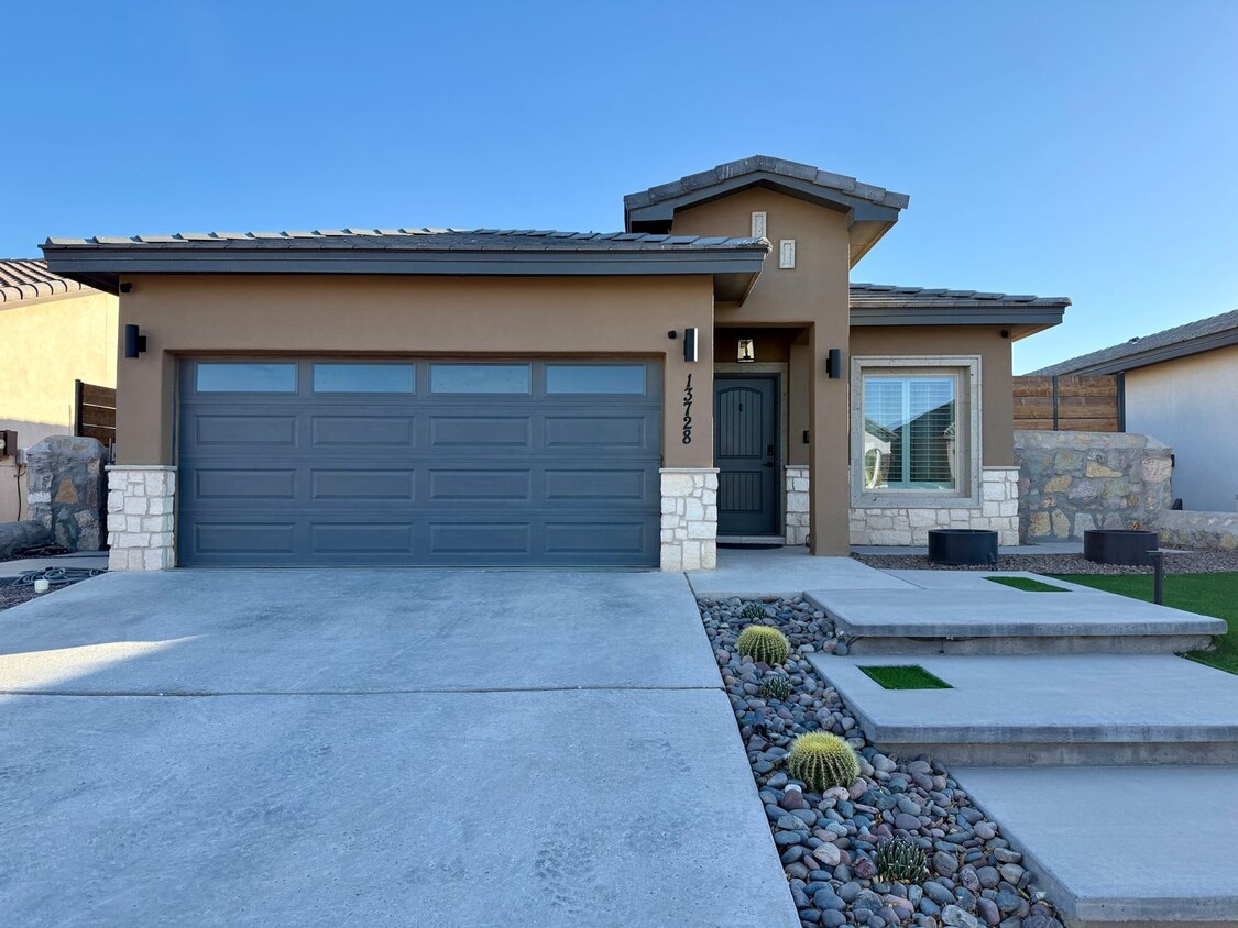 Foto principal - Modern 4-Bedroom Home in Prime El Paso Loc...