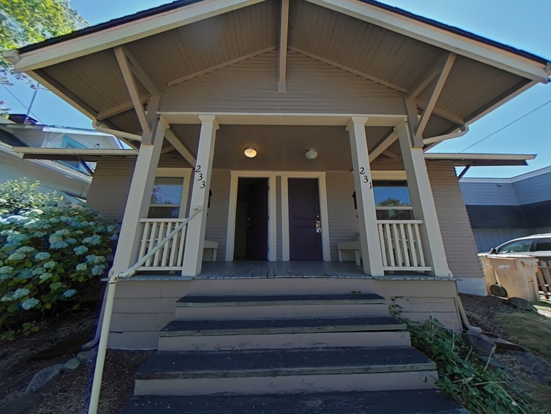 Primary Photo - Duplex ~ Close to Campus ~ Small Pet Friendly