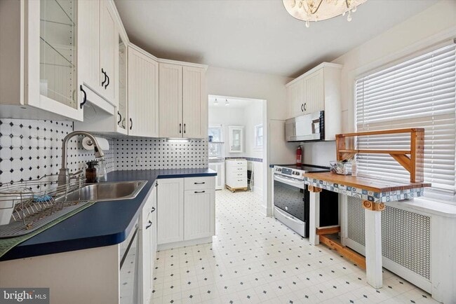 Building Photo - 74 Drexel Ave