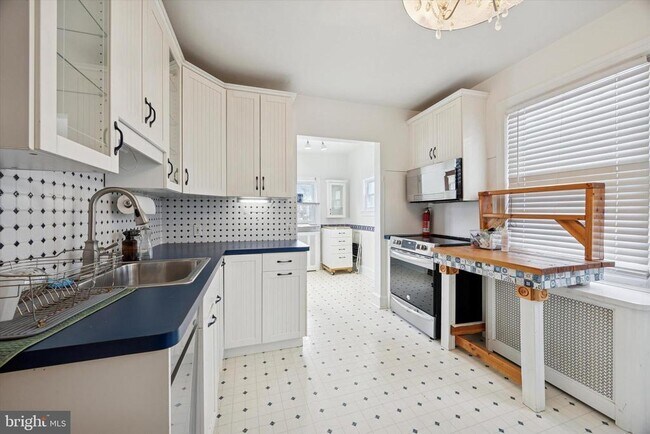 Foto del edificio - 74 Drexel Ave