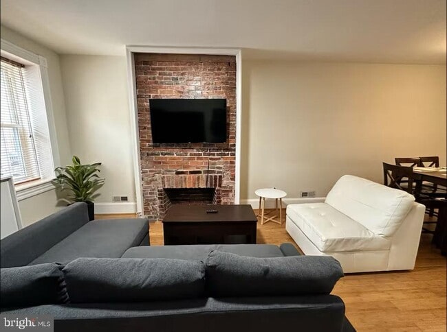 Building Photo - 2112 Cambridge St