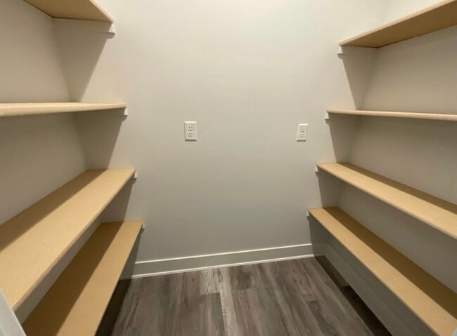 Building Photo - 5480 Colburn Ct E